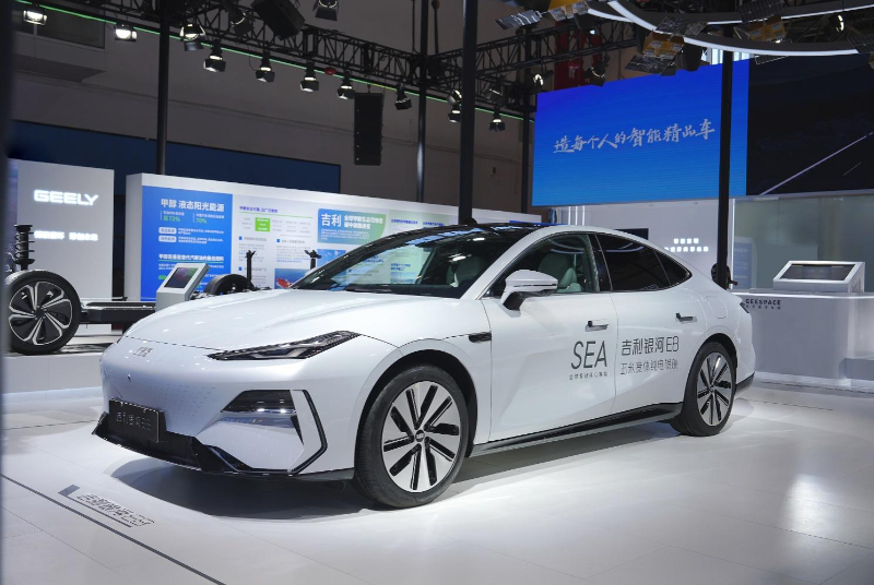 吉利攜新能源產(chǎn)品與智能科技亮相鏈博會(huì)，引領(lǐng)技術(shù)開(kāi)發(fā)新浪潮